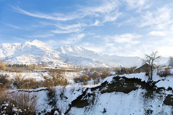 Nevado Paisaje Invernal Las Montañas Tien Shan Cielo Azul Las —  Fotos de Stock