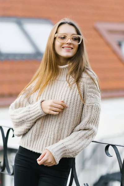 Módní Životní Styl Portrét Mladé Módní Usměvavé Ženy Oblečené Pleteném — Stock fotografie