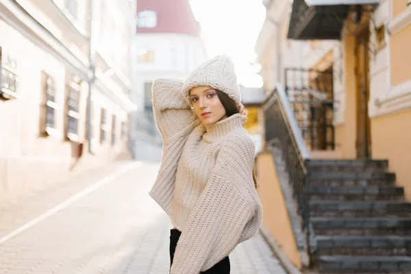 Seorang Gadis Cantik Dengan Sweater Hangat Dan Topi Berjalan Sekitar — Stok Foto
