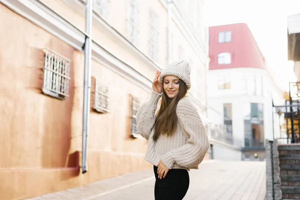 Encantadora Jovem Cabelos Castanhos Uma Caminhada Uma Mulher Bonita Feliz — Fotografia de Stock