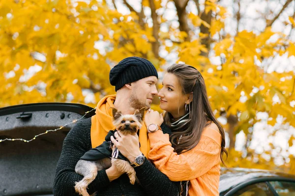 ペットと一緒に秋の自然を楽しむ若いカップル — ストック写真