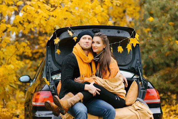 Casal Feliz Senta Porta Malas Carro Apreciando Vista Outono Conceito — Fotografia de Stock