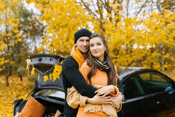 Belo Retrato Jovem Casal Floresta Outono — Fotografia de Stock