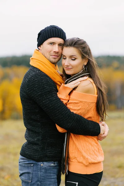 Uma Jovem Mulher Bonita Abraça Seu Namorado Outono Livre Amantes — Fotografia de Stock