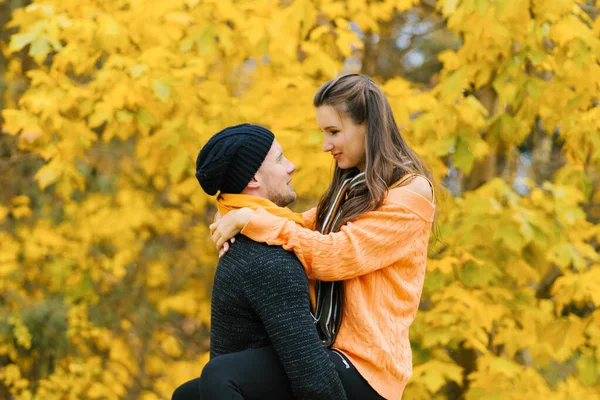 Casal Apaixonado Abraça Floresta Outono Jovem Uma Menina Estão Andando — Fotografia de Stock