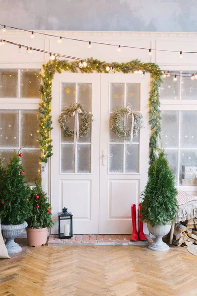 Casa Privada Blanca Está Decorada Con Pequeños Árboles Navidad Linternas — Foto de Stock