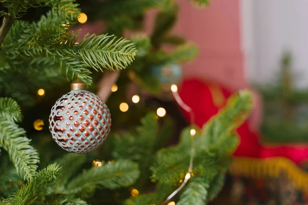 Zilveren Bal Kerstboom Speelgoed Boom Met Verlichting Kopieerruimte — Stockfoto