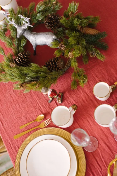 Белые Тарелки Золотыми Ободками Бокалы Шампанского Еловый Венок Подаче Праздничного — стоковое фото