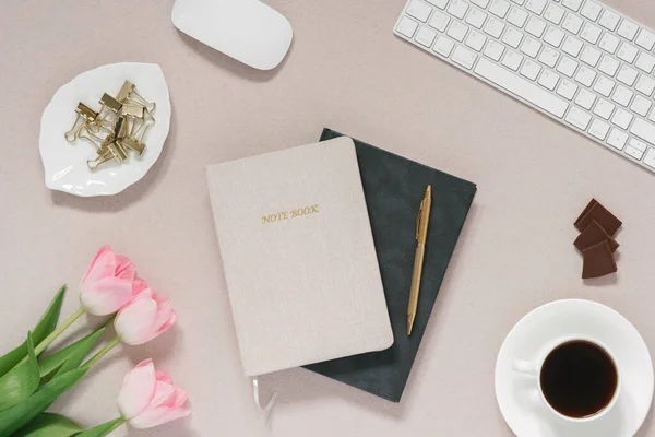 Espacio Trabajo Casa Una Bloguera Freelancer Mujer Flores Primavera Tulipanes — Foto de Stock