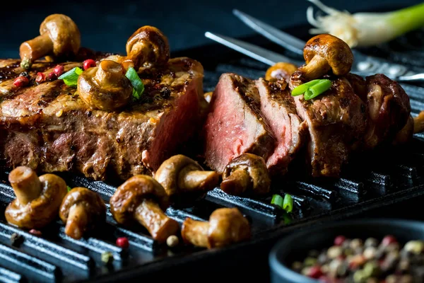 Bife e cogumelos — Fotografia de Stock