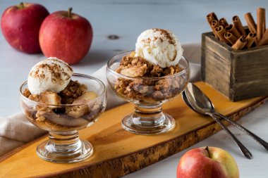 Sıcak elma parçaları.