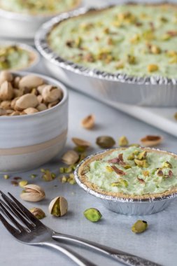 Çam fıstıklı cheesecake turtaları.