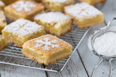 Pudra şekerli limon kareleri.