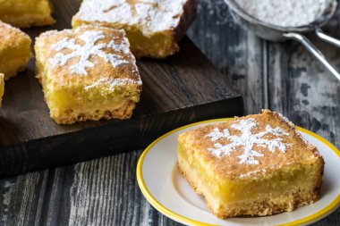 Pudra şekerli limon dilimi.