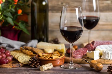 Peynirli ve krakerli kırmızı şarap.