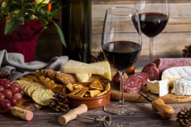 Peynirli ve krakerli kırmızı şarap.