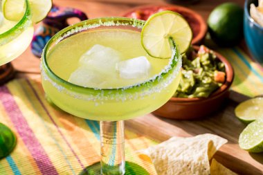 Limonlu margarita kokteyli.