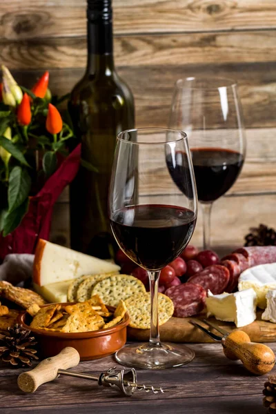 Czerwone wino z serem i krakersami. — Zdjęcie stockowe
