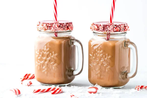 Cacao caliente y bastones de dulces . — Foto de Stock