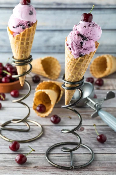 Metal spiral üzerinde iki vişneli dondurma külahı yemek için hazır.. — Stok fotoğraf