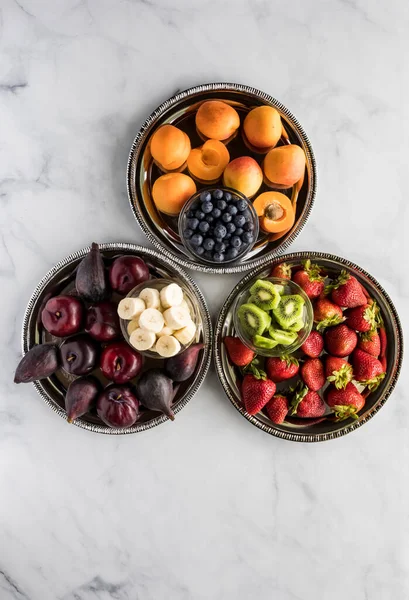 Вид зверху вниз з трьох лотків, наповнених смачними безкоштовними фруктами в безкоштовних кольорах . — стокове фото