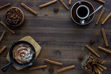Tarçın çubukları, kahve ve tarçınlı çöreklerden oluşan bir sınır. Kahve molası.