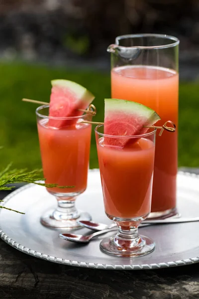 Гуава сок украшен арбузные клинья, на открытом воздухе и готов к питью . — стоковое фото