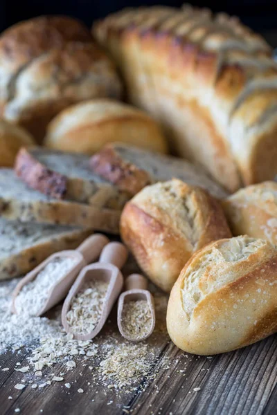 Primer plano de una variedad de pan de masa fermentada con ingredientes de harina y avena. — Foto de Stock