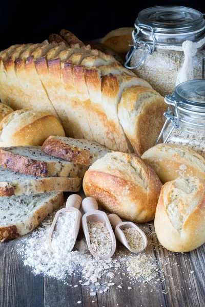 Arranjo de pão de massa com ingredientes em colheres e jarros de madeira. — Fotografia de Stock