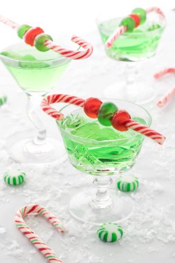 Noel için nane likörü kokteyli ve baston şeker..