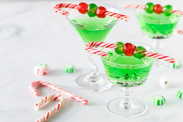 Tres cócteles Julep de menta adornados con bastón de caramelo y cerezas al maraschino. —  Fotos de Stock