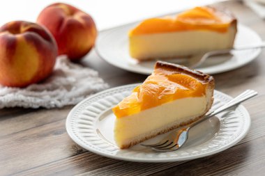 Lezzetli şeftalili peynirli keki yakın çekimde yemeye hazır..