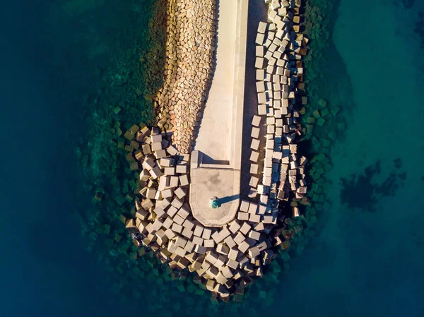 德尼亚港防波堤和灯塔的空中无人机景观 — 图库照片