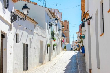 Altea, İspanya - Mayıs 2019: Altea old town geleneksel bir Akdeniz caddesi, İspanya