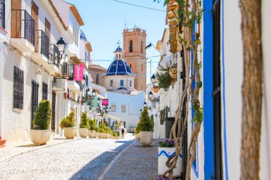 Altea, İspanya - Mayıs 2019: Altea old town geleneksel bir Akdeniz caddesi, İspanya