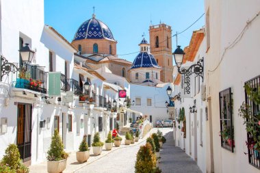 Altea, İspanya - Mayıs 2019: Altea old town geleneksel bir Akdeniz caddesi, İspanya