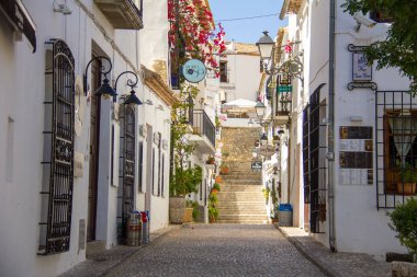 Altea, İspanya - Mayıs 2019: Altea old town geleneksel bir Akdeniz caddesi, İspanya