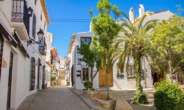 Altea, İspanya - Mayıs 2019: Altea old town geleneksel bir Akdeniz caddesi, İspanya