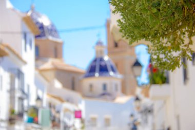 Altea eski şehir geleneksel bir Akdeniz sokak bulanık arka plan, İspanya