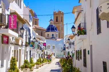 Altea, İspanya - Mayıs 2019: Altea old town geleneksel bir Akdeniz caddesi, İspanya