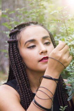 Örgülü saçlı Genç güzel kız