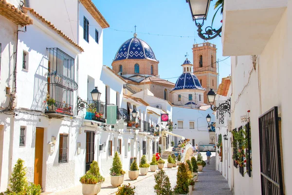 Altea, İspanya - Mayıs 2019: Altea old town geleneksel bir Akdeniz caddesi, İspanya