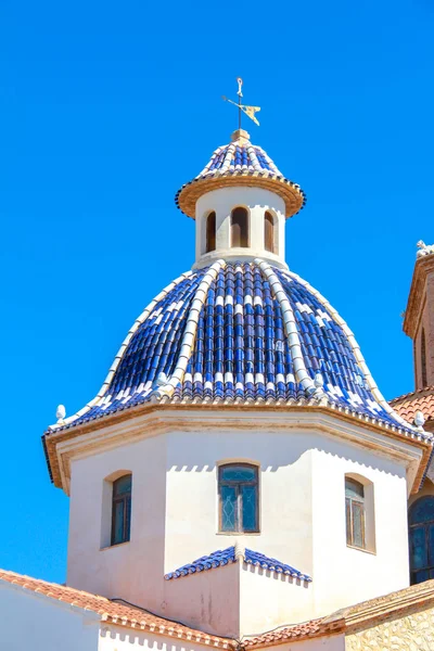 Altea eski şehir, İspanya mavi kubbeli bir kilisenin detayı.