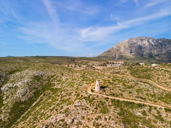 Torre del Gerro Kulesi. 16. yüzyıl gözetleme kulesi, İspanya'nın Denia kentinde bir uçurumun tepesinde. Montgo Dağı arka planda — Stok fotoğraf