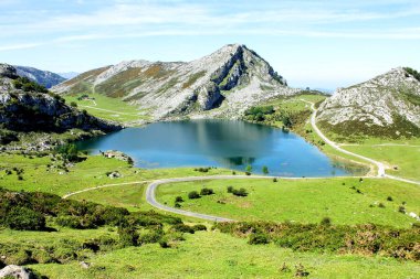 Panoramik Covadonga göllerde Asturias, İspanya