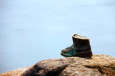 Bir çizme bronz heykel, yolun sonunda Camino de Santiago hacılar için bir anıt.