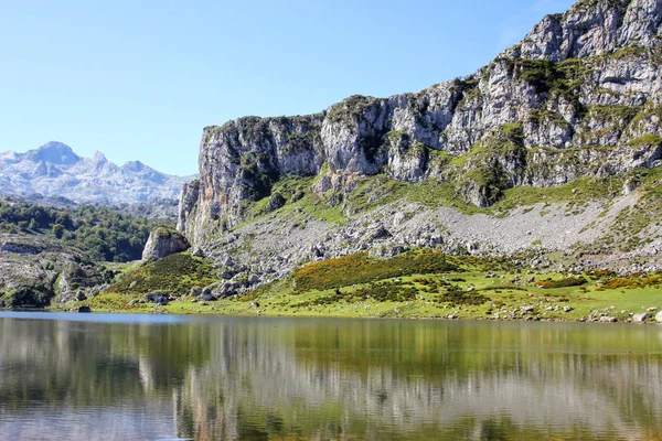Vista panorâmica dos lagos de Covadonga nas Astúrias, Espanha — Fotografia de Stock