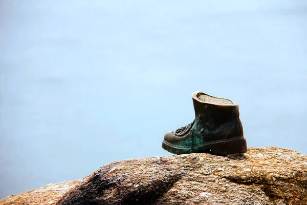 Bir çizme bronz heykel, yolun sonunda Camino de Santiago hacılar için bir anıt.