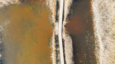Ahşap bir yol sulak doğa parkı Pego ve Oliva, İspanya La Marjal bataklık üzerine havadan görünümü.