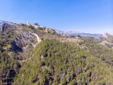 Bir tepenin tepesinde Guadalest Kalesi köyü
